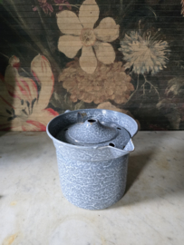 Grijs gewolkte emaille melkkoker