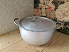 Grote oude aluminium pan