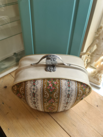 Oude brocante theemuts roosjes