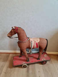 Antiek sleets paard op wielen
