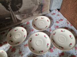 Brocante soepkom met schotel rozen