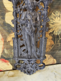 Frans gietijzeren ornament jongen met duif