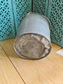 Oude zinken emmer