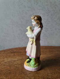 Oud biscuit porseleinen beeldje meisje met lam