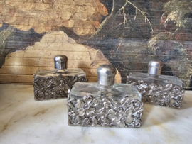 Oud glazen parfumflesje in zilverkleurige houder