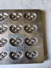 Oude metalen chocolademal krakelingen