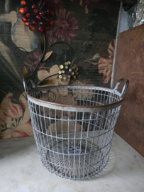 Oude metalen draadmand aardappelmand