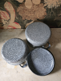 Grijs gewolkte emaille stoompan