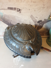 Antiek gietijzeren kolenbak schildpad