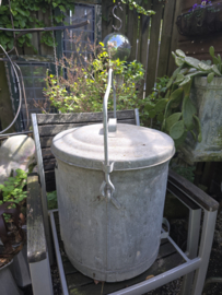 Oude zinken vuilnisemmer