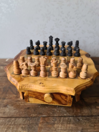 Oud houten schaaktafeltje schaakspel