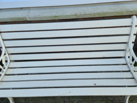 Wit brocante tuinbankje