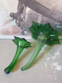 Groen glazen vaasjes