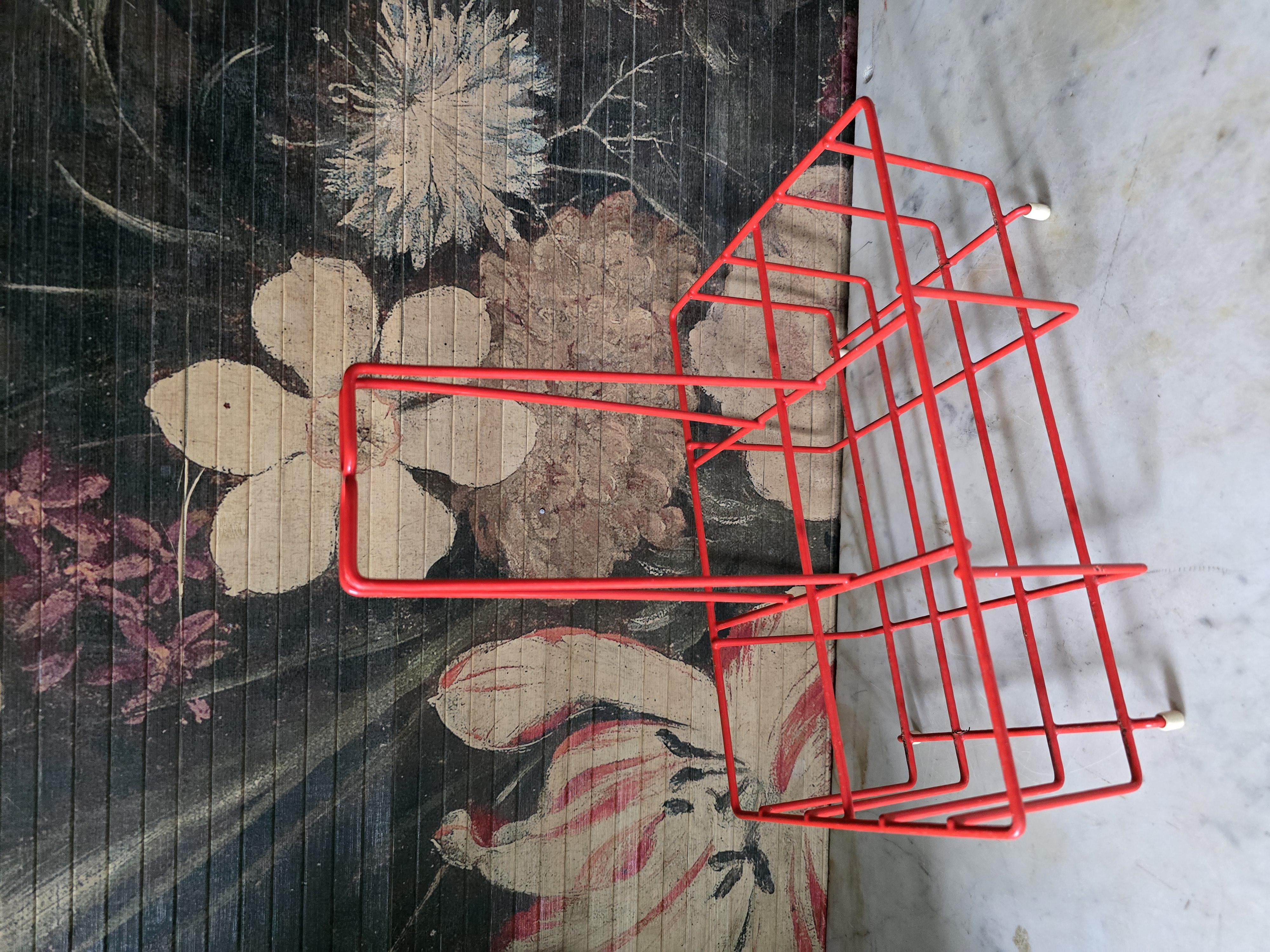 Vintage oranje metalen flessenrek
