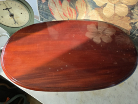Bewerkt houten bajot tafeltje