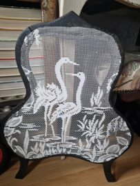 Klein antiek houten raamhor kraanvogel