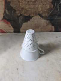 Wit porseleinen koffiefilter
