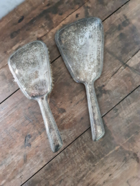 Oude brocante verzilverde handspiegel met borstel