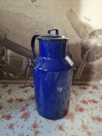 Donkerblauw emaille melkbus melkkan
