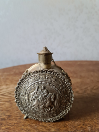 Antiek verzilverde kruitfles