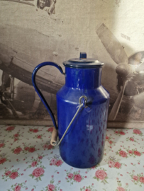 Donkerblauw emaille melkbus melkkan