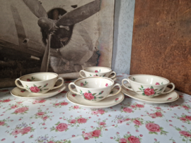Brocante soepkom met schotel rozen