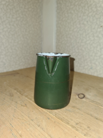 Donkergroen emaille melkkannetje