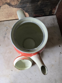 Antiek oranje creme emaille koffiepot