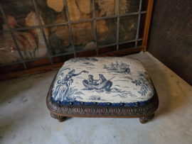 Antiek voetenbankje toile de jouy stof