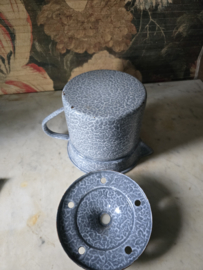 Grijs gewolkte emaille melkkoker