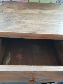 Oud doorleefd tafeltje met lade