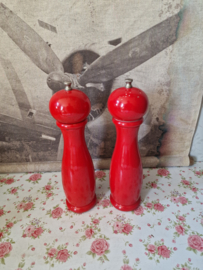 Rood houten peper en zout molen