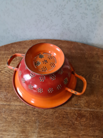Oranje rood emaille vergiet