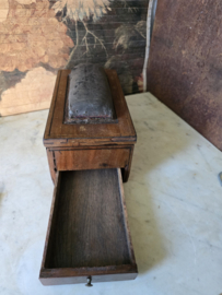 Antiek houten naaidoos speldenkussen