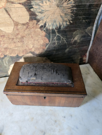 Antiek houten naaidoos speldenkussen