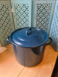 Grote donkerblauwe emaille pan