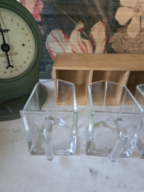 Glazen grutterskast kruidenkast