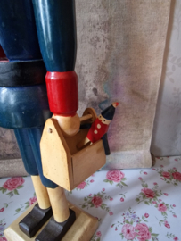 Oude houten notenkraker nr2