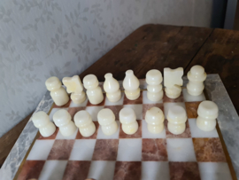 Oud marmeren schaakspel in doos