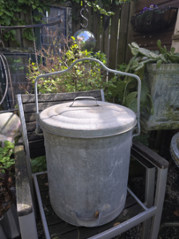 Oude zinken vuilnisemmer