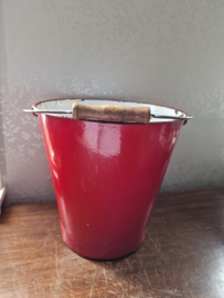 Rood emaille groenten emmer