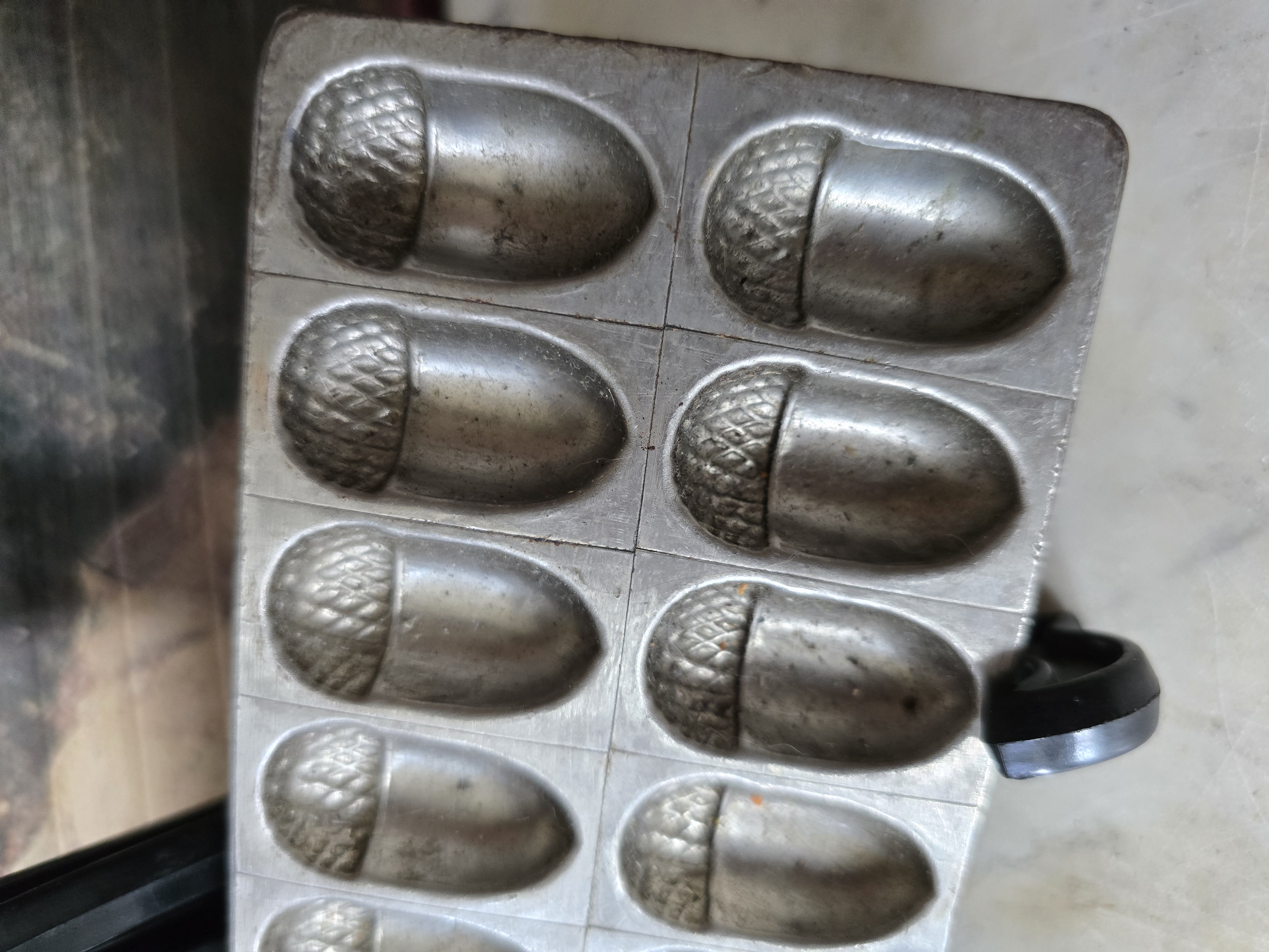Oude chocolademal eikeltjes eikels