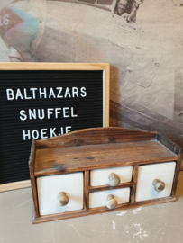 Oud houten kruidenkastje grutterskastje