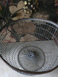 Oude metalen draadmand aardappelmand