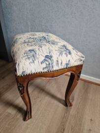 Oud voetenbankje toile de jouy stof