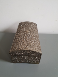 Oud brocante metalen zilverkleurig sieradendoosje nr1