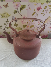 Stoere oude  grote ijzeren waterketel  ketel industrieel