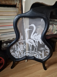Klein antiek houten raamhor kraanvogel