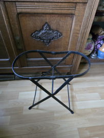 Wit emaille badje op standaard