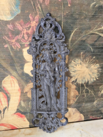 Frans gietijzeren ornament jongen met duif